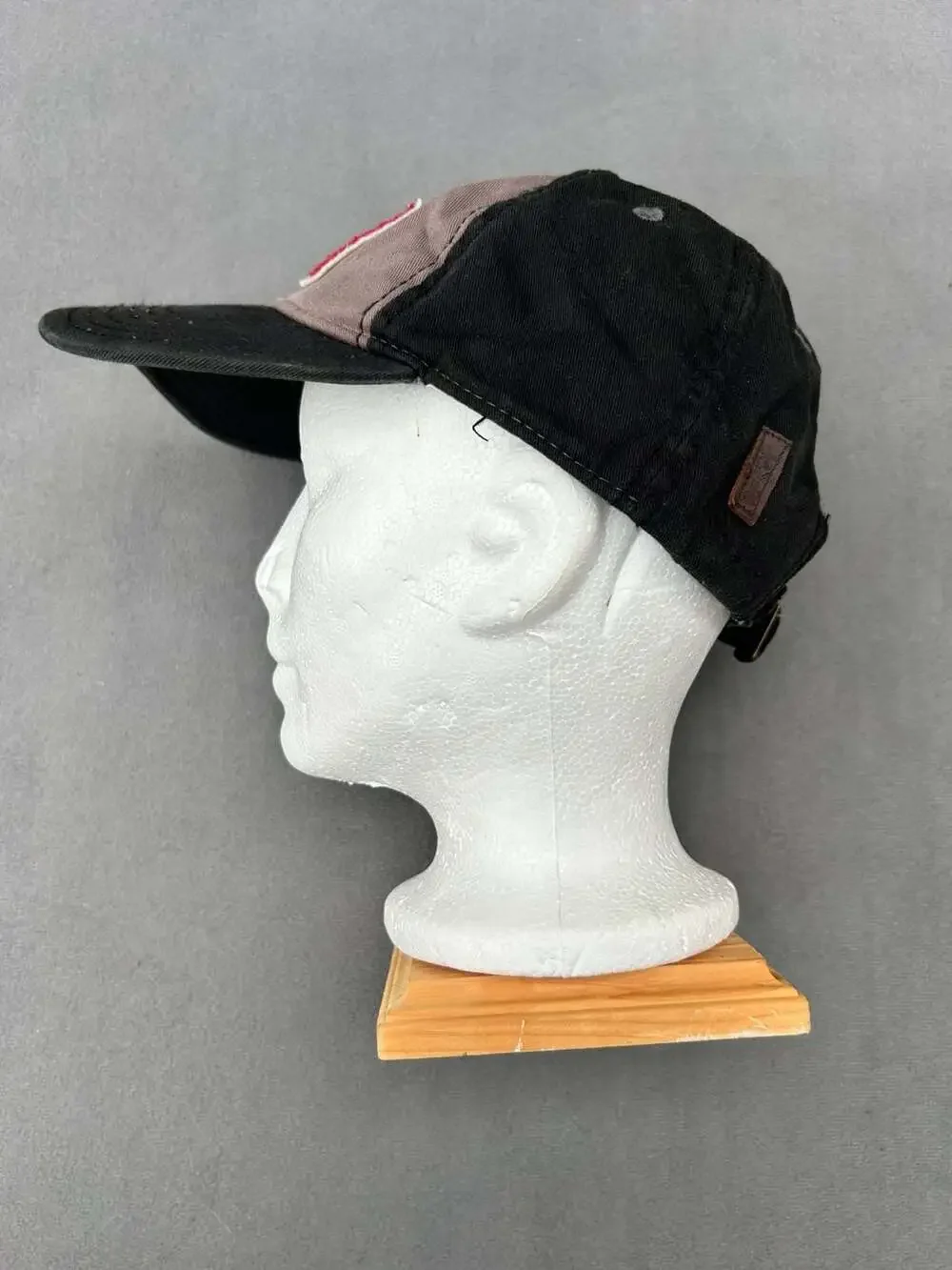 Levi's Black and Grey Batwing Logo Adjustable Baseball Hat Cap H203